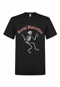 Zwart katoenen t-shirt met een witte skeletafbeelding in een danspose, draagt een hoed en houdt een martini glas vast, met de tekst "Social Distortion".
