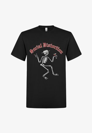 Sorte bomulds t-shirt med et hvidt skeletgrafik i en dansende stilling, iført en hat og holdende et martiniglas, med teksten "Social Distortion".