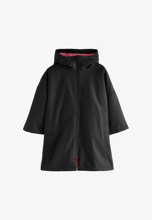 Jachetă neagră cu glugă, cu mâneci scurte, cu fermoar pe față și două buzunare laterale. Fodera de un roz deschis moale și materialul exterior neted.