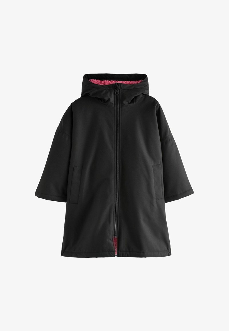 Giacca nera con cappuccio, maniche corte, chiusura con zip e due tasche laterali. Fodera rosa chiaro e materiale esterno liscio.