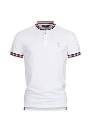 Weißes Polohemd mit einem knöpfbaren Kragen, das gestreifte Akzente in Marineblau, Orange und ein blaues Logo auf der Brust aufweist. Kurze Ärmel.