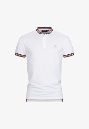 Witte polo shirt met een geknoopte kraag, met gestreepte accenten in marineblauw, oranje en een blauw logo op de borst. Korte mouwen.