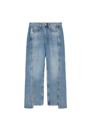 Jean en denim bleu clair avec des jambes droites, des poches avant et des clous métalliques verticaux le long des coutures latérales et des bords des poches.