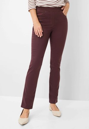 Bordeaux stretchbroek met een slim fit, gladde textuur, elastische tailleband en een voorzak. Draagt met lichtgekleurde, puntige ballerina's.