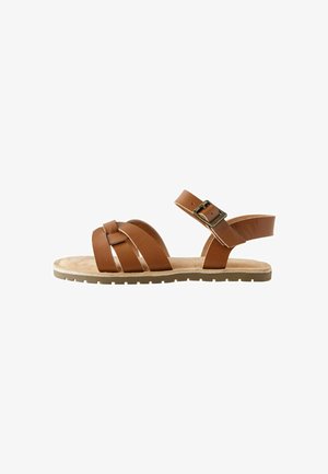 Bruine leren sandalen met meerdere kruiselings gespen, een verstelbare enkelgesp en een platte zool met gripdetails.