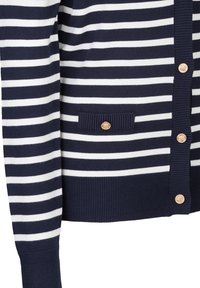 Marineblau-weißer gestreifter Cardigan mit gerippten Bündchen und Saum, ausgestattet mit einer Tasche mit einem goldenen Knopfdetail. Hergestellt aus weichem Strickstoff.