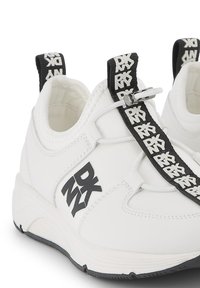 Chaussures de sport blanches avec un design épuré, des lacets élastiques noirs et un accent de logo noir. Fabriquées en matériau synthétique avec une semelle texturée.