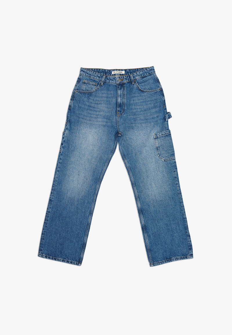 Calças cargo de ganga azul claro com design de perna reta, com bolsos frontais, bolso lateral e textura ligeiramente desbotada.