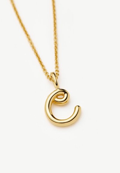 Χρυσό κολιέ με ένα λείο, γυαλιστερό μενταγιόν σε σχήμα στυλιζαρισμένου πεζού γράμματος «e» σε μια λεπτή χρυσή αλυσίδα.