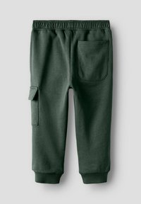Pantalons de jogging vert foncé avec ceinture élastique, poignets à la cheville, une poche arrière à rabat et une poche cargo latérale avec rabat.