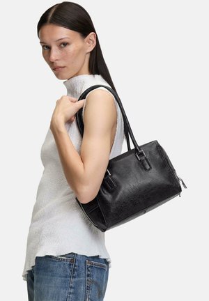 Borsa in pelle nera con design strutturato, due manici e dettagli in hardware argentato. La superficie ha una finitura testurizzata.