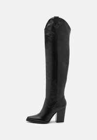 Botas negras de cuero hasta la rodilla con punta afilada y tacón de bloque. Textura lisa, diseño sin costuras y una ligera pestaña en la parte superior.
