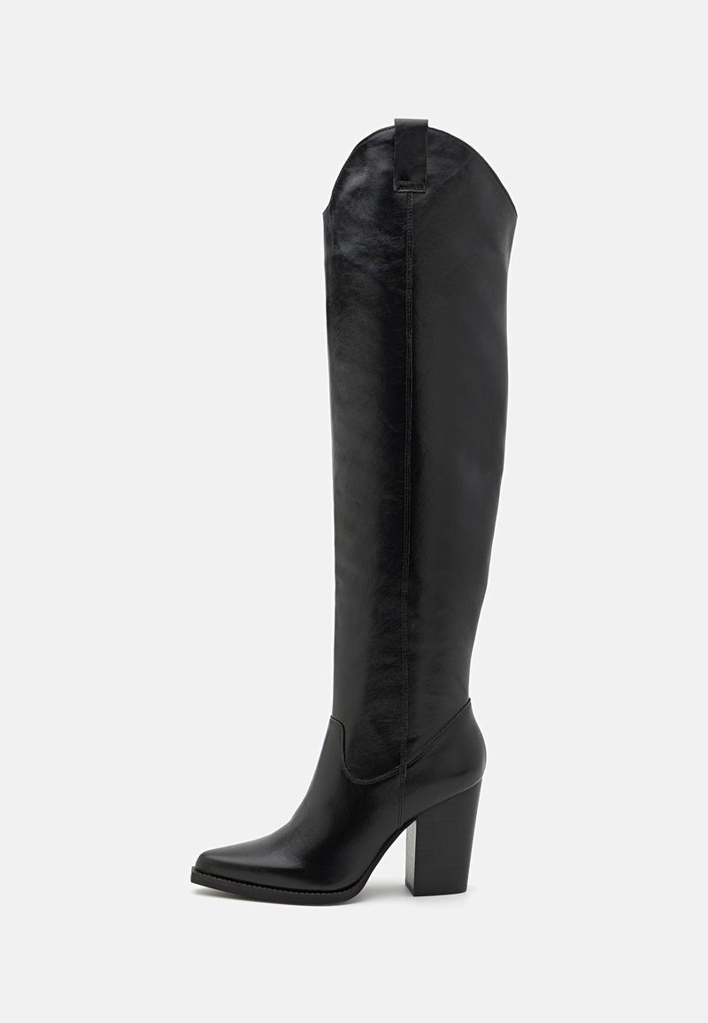 Botas negras de cuero hasta la rodilla con punta afilada y tacón de bloque. Textura lisa, diseño sin costuras y una ligera pestaña en la parte superior.