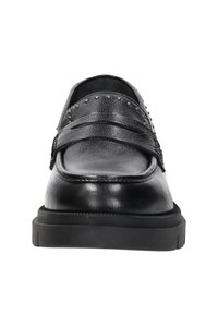 Zwarte leren loafers met een ronde neus, meerdere gestikte accenten en studdetails aan de voorkant. Dikke, gestructureerde rubberen zool.