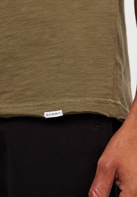 Gabba KONRAD STRAIGHT  - Pamata T-krekls - army