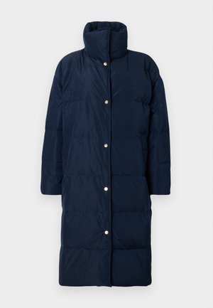 Abrigo acolchado azul marino con un alto cuello, cierre de botones a presión y diseño acolchado. Presenta un logo sutil en el pecho.