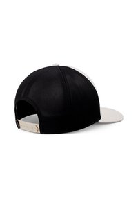 Gorra de béisbol de malla negra con visera blanca, que cuenta con un cierre tipo snapback y un sutil patrón texturizado en la tela.