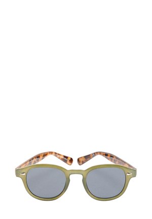 Oliwkowe okulary przeciwsłoneczne z szarymi szkłami, okrągły kształt i wzorzyste brązowe oprawki w stylu żółwiego skorupka. Metalowe zdobienia na ramce.