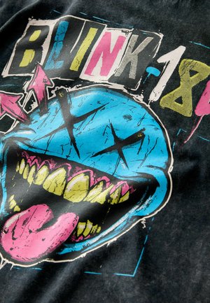 Schwarzes T-Shirt mit einem cartoonhaften blauen Schädel mit großem offenen Mund, hellgelben Zähnen und pinker Zunge. "BLINK-182" in kräftigen Farben darüber.