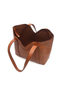 Brun läder tote-väska med en vågig övre kant, texturerad yta, två långa handtag och synliga inre fack.