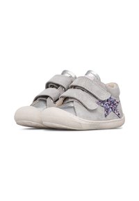 Scarpe in suede grigio con dettagli argentati, dotate di due cinturini in velcro e una stella in glitter viola sul lato. Suola in gomma testurizzata.