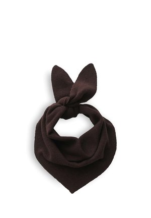 Dunkelbraunes Stoff-Bandana, gefaltet und gebunden mit zwei spitzen Enden, die nach oben zeigen und in der Mitte eine Schlaufe bilden.