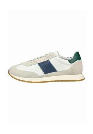 Witte en beige sneaker met een marineblauwe zijstreep, groene hieltab, beige veters en een zool van gumrubber, gezien vanaf de buitenkant.