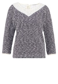 Marinblå och vit mönstrad långärmad topp med V-ringning och spetsdetaljer, med en strukturerad stickad tyg och knäppning bak.