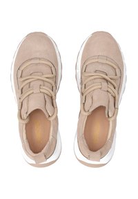 Beżowe zamszowe sneakersy z teksturowanym systemem sznurowania, okrągłym noskiem, wyściełaną białą podeszwą środkową oraz minimalistycznym designem. Logo widoczne w środku.
