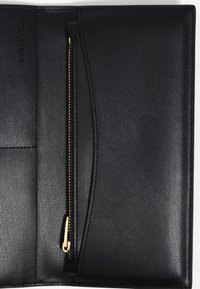 Carpeta de documentos de cuero negro con una cremallera dorada, con una textura suave y un diseño elegante, incluye múltiples compartimentos para tarjetas en su interior.