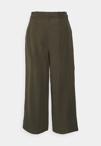 Pantaloni a gamba larga verde oliva scuro con una trama liscia, vita alta e linee pulite, caratterizzati da un design semplice senza hardware visibile.