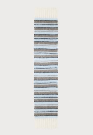 Langer gestrickter Schal mit horizontalen Streifen in Hellblau, Grau und Dunkelgrau, mit weißen Fransen an beiden Enden.