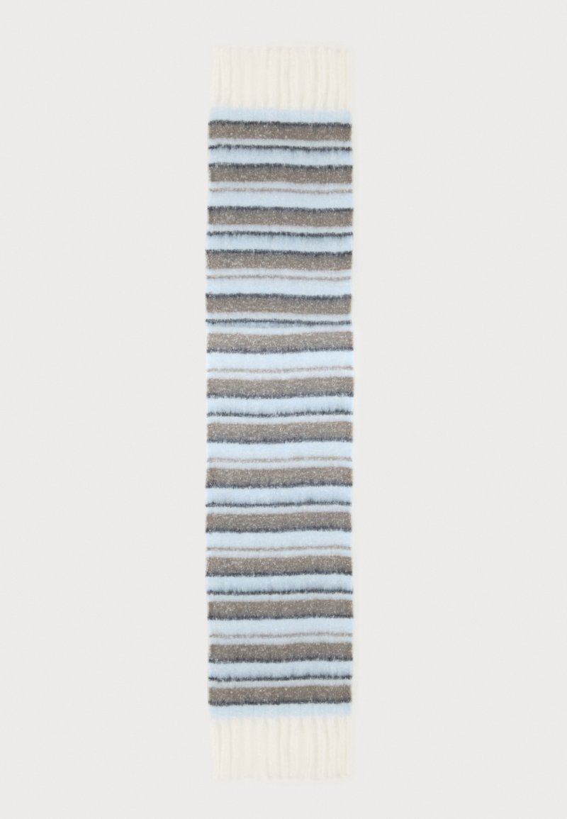 Longue écharpe tricotée avec des rayures horizontales en bleu clair, gris et gris foncé, avec des franges blanches aux deux extrémités.