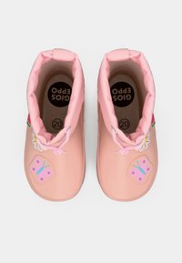 Un paio di stivali rosa per bambini con patch a forma di farfalla e fiore, chiusura con coulisse e logo "Gioseppe" all'interno, misura 20.