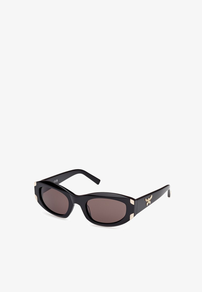 Svarta solglasögon med rektangulära, något avsmalnande linser. Utrustad med guldfärgade detaljer vid bågarna och en slät plastram.