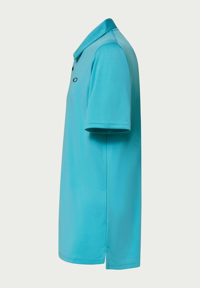 Polo turquoise en tissu respirant, avec col classique, manches courtes et logo sur la poitrine. Texture lisse.