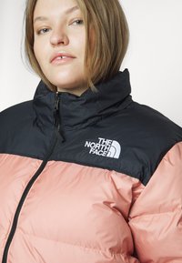 The North Face PLUS 1996 RETRO NUPTSE JACKET - Casaco de penas - rose dawn