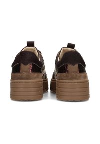 Sneaker platform marroni con tomaia testurizzata, che presenta un mix di camoscio e materiali sintetici lucidi. Design notevole con accenti scuri a contrasto.