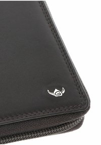 Coin de portefeuille en cuir noir avec couture détaillée, fermeture éclair visible et petit logo argenté en forme de casque viking stylisé.