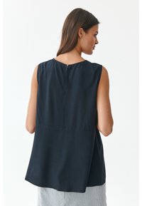 Bezramenný námornícky top s voľným strihom, s okrúhlym výstrihom a gombíkovým zapínaním na zadnej strane. Hladká látka a minimalistický dizajn.
