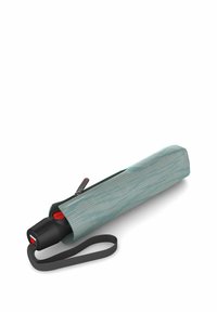 Compacte paraplu met een lichtblauwe patroonhoes. Voorzien van een zwarte handgreep en een rode accentknop, beveiligd met een grijze polsband.