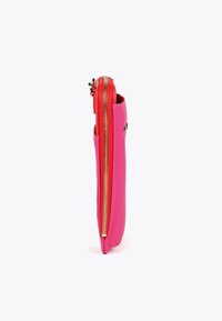 Cartera de piel rosa con una superficie texturizada, que presenta un cierre en contraste rojo, herrajes dorados y un diseño delgado.