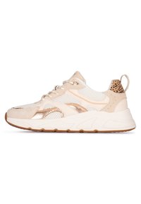 Sneakers med ett vitt mesh-överdrag, beige mockadetaljer, metalliska gulddetaljer och en tan gummisula. Har en prickig tan hälflik.