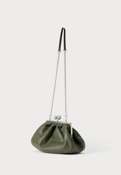 Τσάντα χειρός από δέρμα σε ελαιώδες πράσινο με σχεδίαση σούρας, ασημί κούμπωμα και αλυσίδα ιμάντα. Διαθέτει κοντή δερμάτινη λαβή για πολλαπλούς τρόπους μεταφοράς.