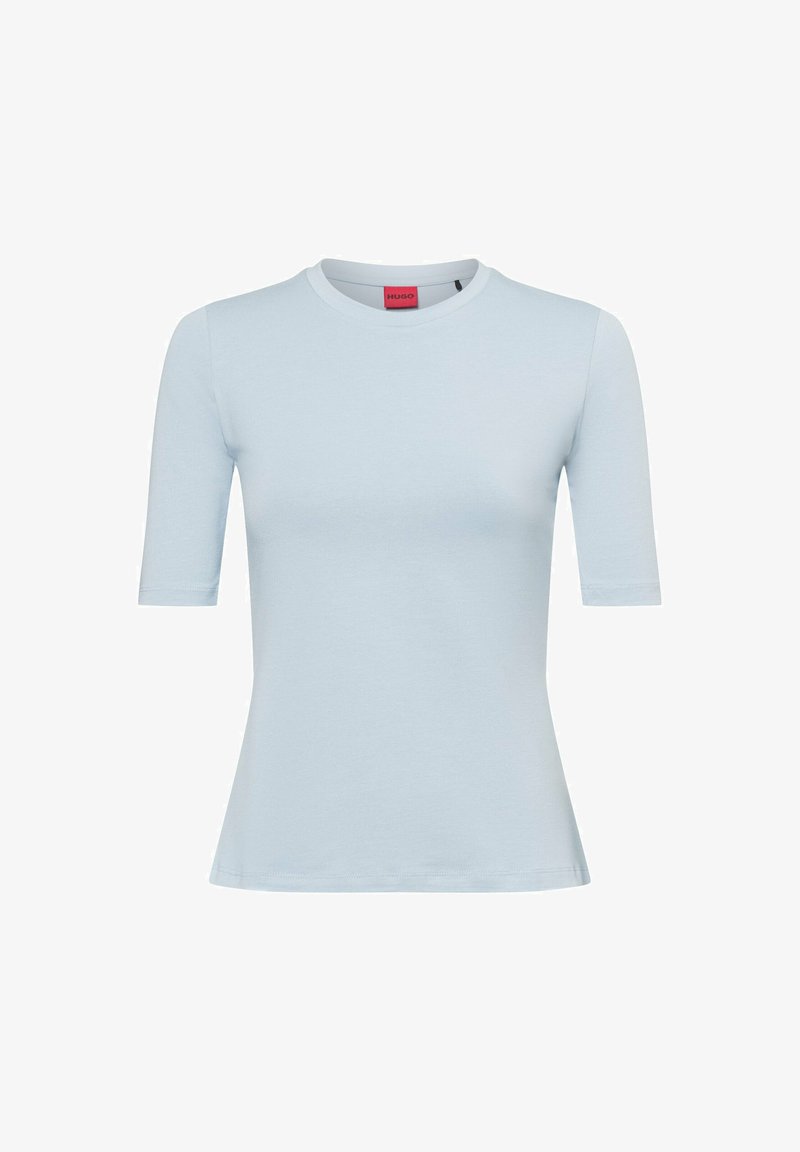 Lichtblauw T-shirt met korte mouwen, gemaakt van zachte katoen. Het heeft een ronde halslijn en een aansluitend model, met een logotag op de kraag.