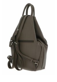 Sac à dos en cuir kaki avec une forme triangulaire, doté de doubles poignées supérieures, de bretelles ajustables et d'accents en métal argenté.
