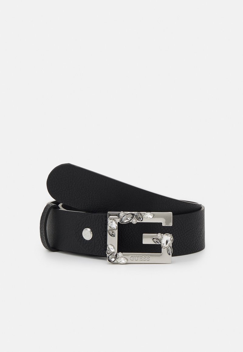 Ceinture en cuir noir texturé avec une boucle argentée "G" ornée de décorations en cristal clair et du nom de la marque Guess.