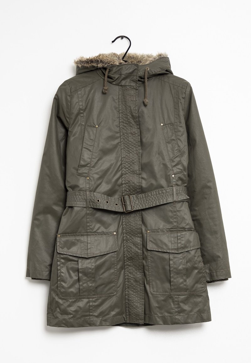 Parka vert olive avec une capuche bordée de fausse fourrure, taille cintrée, ceinture, deux poches avant et des accents en métal doré. Tissu lisse et résistant à l'eau.