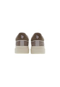 Sneaker marroni e beige con un design in rete intrecciata, suola di colore chiaro, logo sul tallone e dettagli testurizzati sui lati.