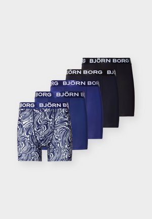 Öt pár boxeralsó különböző kék árnyalatokban, köztük egy mintás pár hullámos vonalakkal, elasztikus derékpánttal, amin a "BJÖRN BORG" logó látható.